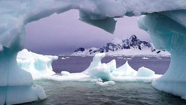У берегов Антарктиды обнаружено фиолетовый водоем