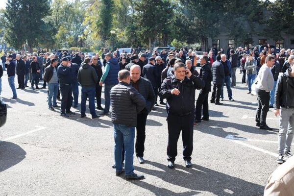 В Абхазии сторонники Аслана Бжания требуют отставок министров