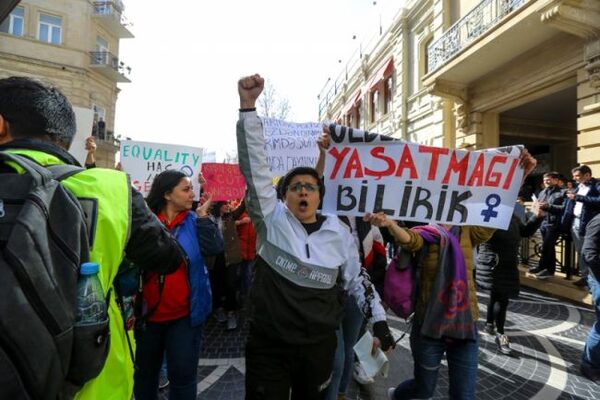 В Баку феминистки провели митинг, несмотря на противодействие полиции