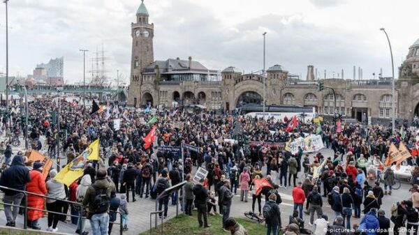 В Германии тысячи людей вышли на митинг в поддержку беженцев