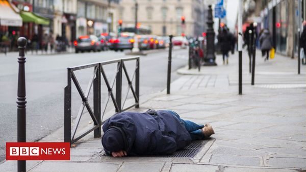 Во Франции реквизируют гостиничные номера для размещения бездомных