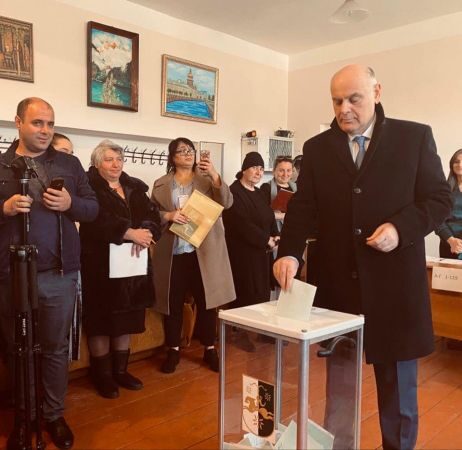 Выборы президента Абхазии: Аслан Бжания проголосовал в родном селе