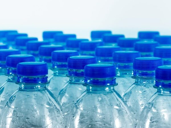 Бактериальный фермент разлагает пластиковые бутылки за несколько часов