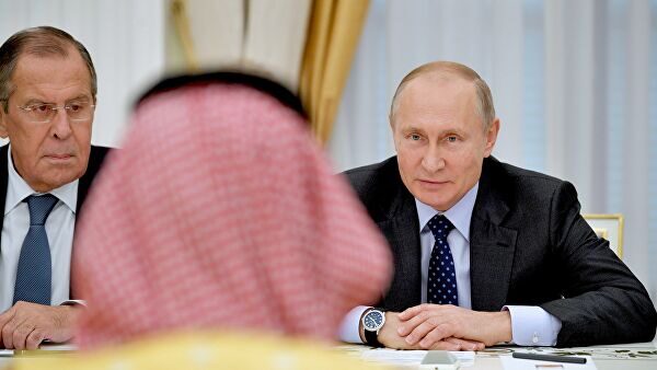"Чушь очередная". В Кремле опровергли ссору Путина и саудовского короля