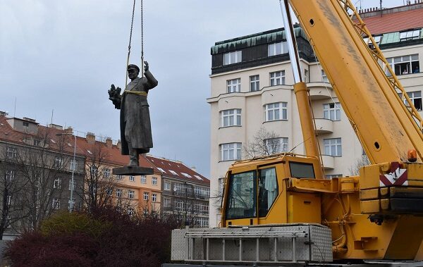 Дочь Конева просит вернуть снесенный в Праге памятник отцу в Москву