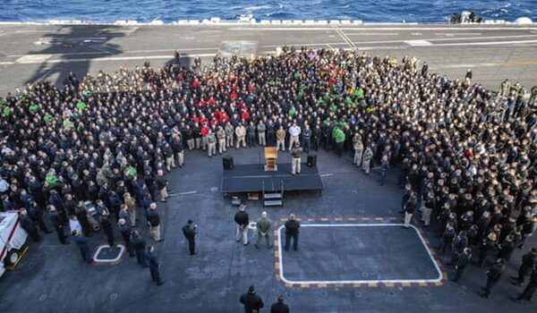 Глава ВМС США извинился перед уволенным капитаном авианосца „USS Теодор Рузвельт“