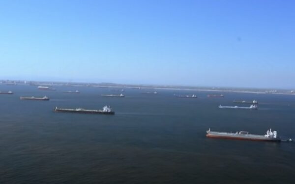 «Им некуда идти»: десятки танкеров с нефтью скопились у берегов Калифорнии