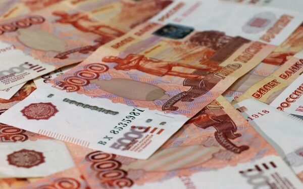 Экономист считает, что Россия может выплатить каждому гражданину по 50 тыс. рублей