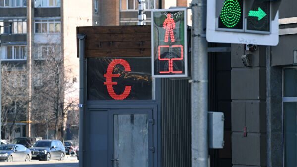Официальный курс евро на вторник вырос почти на рубль