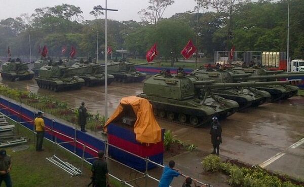 Президент Венесуэлы объявил мобилизацию артиллерии для защиты страны
