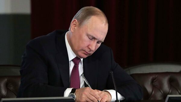 Путин подписал указ о мерах по урегулированию положения иностранцев в РФ