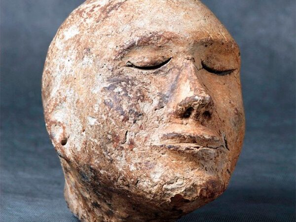 Внутри древней глиняной человеческой головы обнаружился череп барана