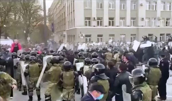 Во Владикавказе протестующие закидали ОМОН камнями