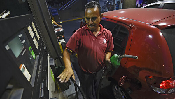 Бензин в Венесуэле, самый дешевый в мире, подорожает с первого июня