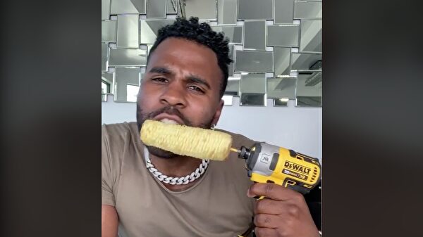 Блогер сточил передние зубы, когда ел кукурузу с помощью дрели