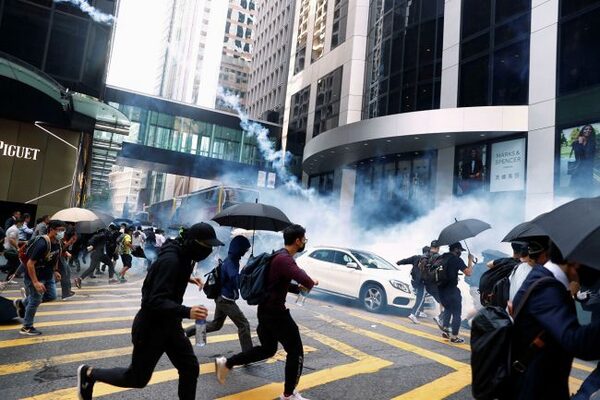 Китай добивается контроля над Гонконгом вопреки протестам населения