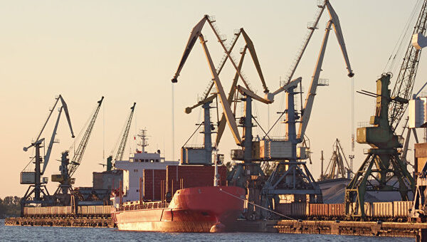 Латвия национализирует все три своих крупных порта