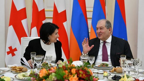 Президент и премьер Армении поздравили Грузию с Днем независимости