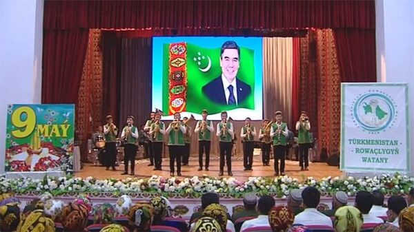 Президенту Туркмении передано боевое знамя полка, в котором воевал его дед