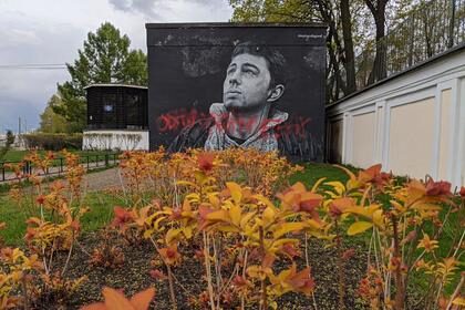 Вандалы испортили граффити с Бодровым в Петербурге