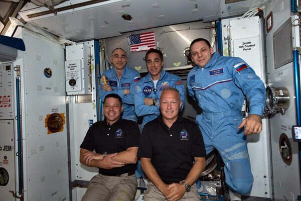 Американские астронавты с борта МКС запустили военный спутник