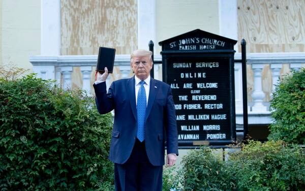 Американский протест: Трамп пошёл в церковь, армия защищает военные объекты