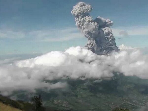 Индонезийский вулкан Мерапи вновь проснулся