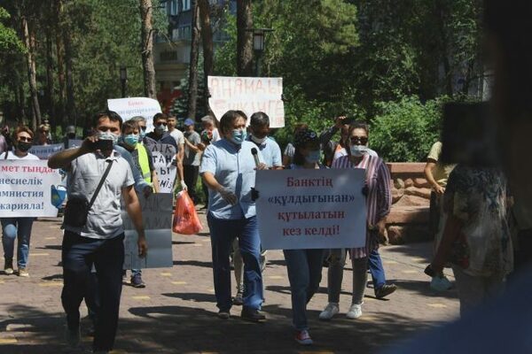 Казахстанцы провели митинги, несмотря на запрет санитарных врачей