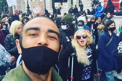 Мадонна поддержала протестующих в Лондоне на костылях