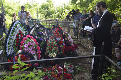 На могиле погибшего в ДТП Захарова заметили венок от Ефремова