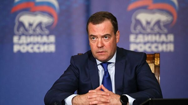 Поправки в Конституцию укрепят правовой фундамент России, заявил Медведев