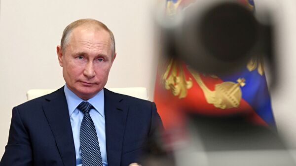 Путин не сбавляет темпов работы при дистанционном режиме, заявил Песков