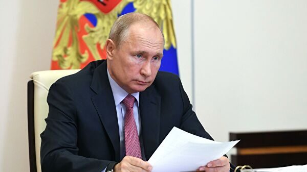 Путин расширил число сотрудников, которые могут получить диппаспорта