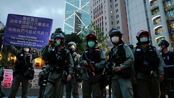СМИ: полиция Гонконга применила перечный газ для разгона демонстрантов