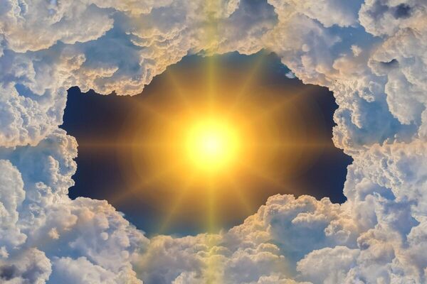 В небе над Африкой загадочным образом появилось пять Солнц