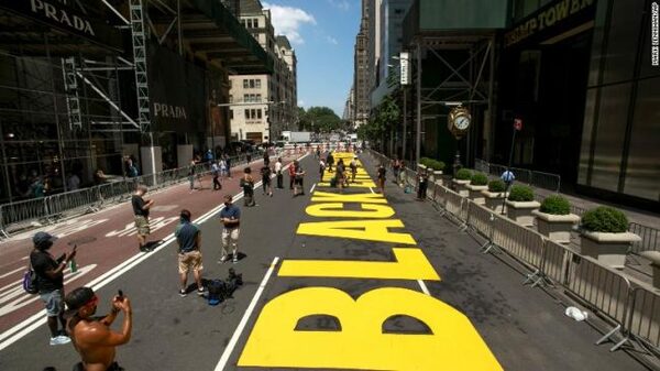 Активисты BLM при поддержке мэра Нью-Йорка написали Трампу три слова