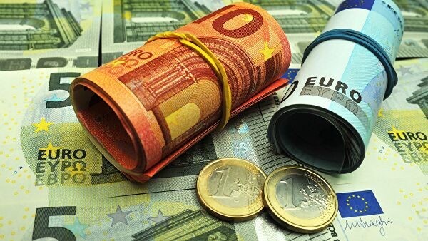 Курс евро впервые с апреля поднялся выше 84 рублей