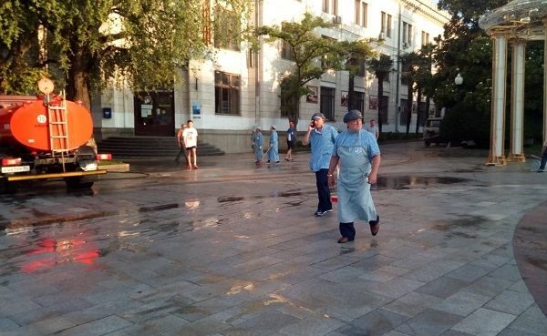 Мэр российского города переоделся дворником, чтобы помыть набережную