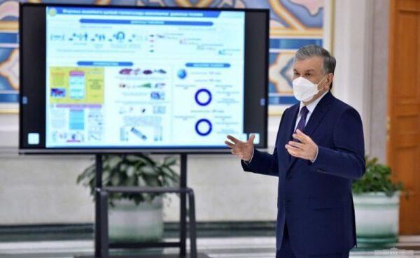 Президент Узбекистана впервые появился на публике в маске