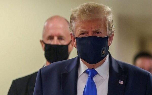 Трамп впервые появился на публике в маске