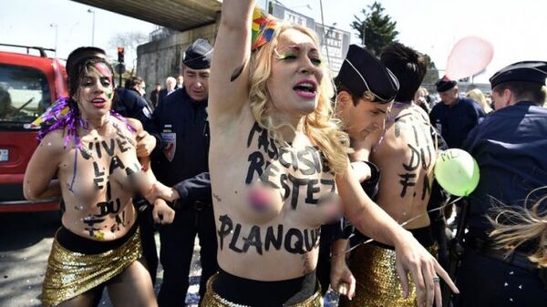 В Париже прошли митинги феминисток против двух министров нового кабинета