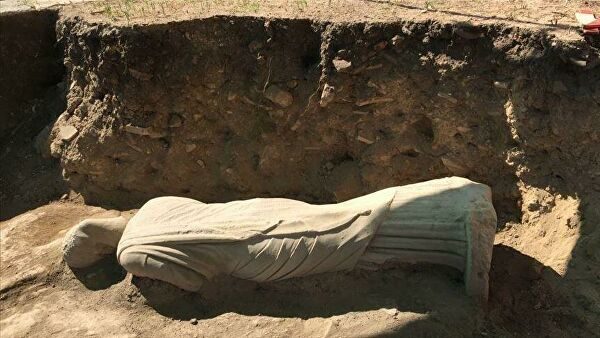 В Турции археологи обнаружили 1700-летнюю статую