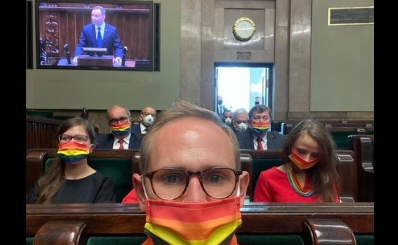 На присяге президента Польши депутаты устроили «гей-маскарад»