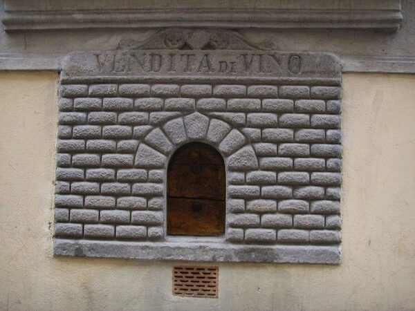 Во Флоренции предлагают возродить продажу вина через «винные окошки», изобретенные в XVI веке