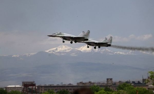 Российские МиГ-29 и армянские Су-30 уничтожили условного противника в горах
