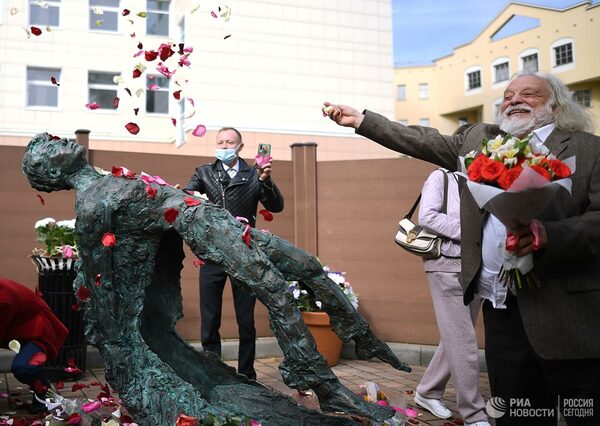 В Москве открыли памятник Сергею Есенину к 125-летию поэта