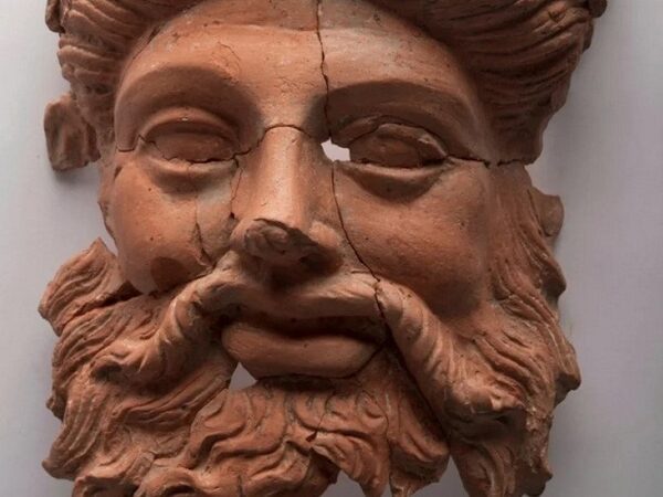 В Турции нашли маску Диониса, сделанную около 2400 лет назад