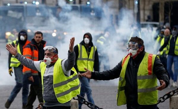 Во Франции вновь маршируют «желтые жилеты» — полиция провела задержания