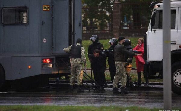 Число задержанных протестующих в Минске превысило 200 человек