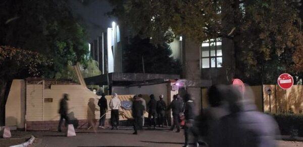 На улицах Бишкека дружинники дерутся с мародерами